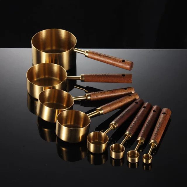 AJOYOUS 8er Set Messbecher und Messlöffel aus Edelstahl mit Holzgriff in Silber und Gold mit Skala für Backen und Bartending - Bild 1