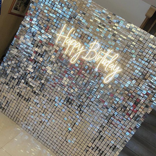 12 Stück schimmernde Wandhintergrund-Paneele von MicroPlush in Silber, quadratisch mit Pailletten für Geburtstag, Hochzeit oder Babyparty - Bild 1