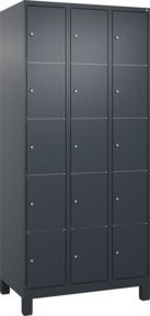 C+P Schließfachschrank Classic PLUS mit 3 Abteilen und Füßen, Farbe Anthrazitgrau, B/T/H: 90 x 50 x 195 cm - Bild 1
