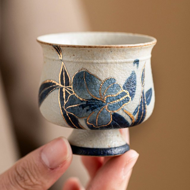 Handbemalter Keramik-Meisterbecher mit floralem Lilien-Design in Blau-Weiß-Rot und Gold für die Gongfu-Teezeremonie - Bild 1