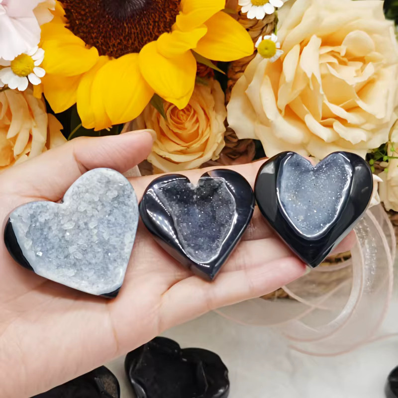 Herzförmiger Geodenkristall aus schwarzem Achat von CrystalHola im Boho-Stil zur Tischdekoration - Bild 2