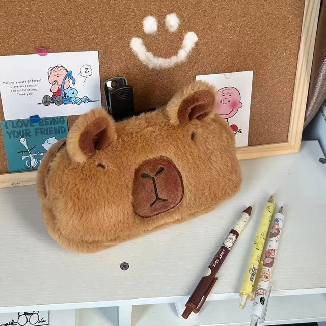 Plüsch-Stiftetui Capybara in Braun als praktische Aufbewahrungsbox für Schreibwaren und Make-up - Bild 1