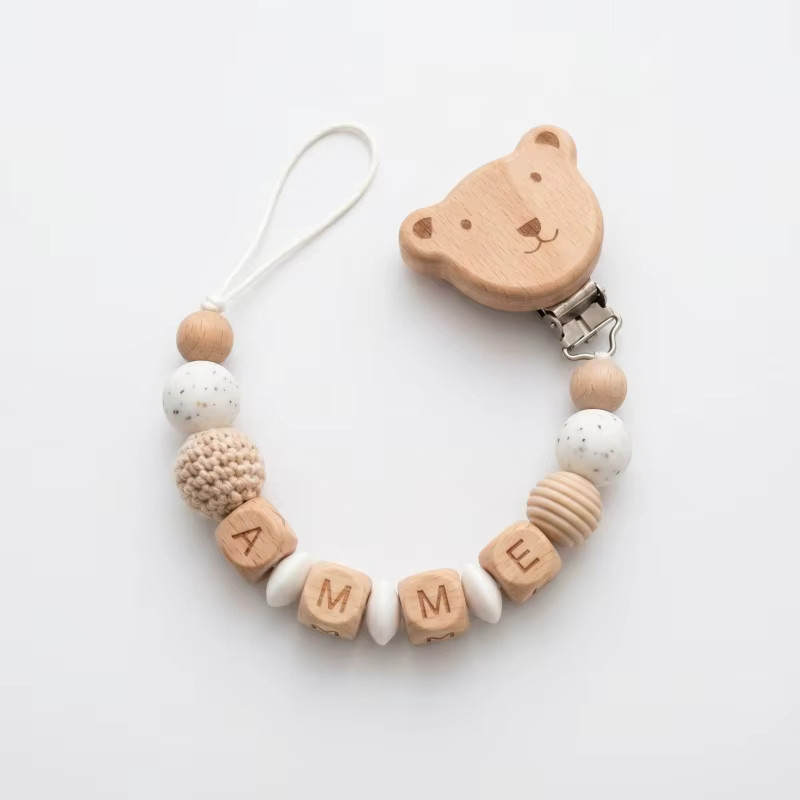 Personalisierter Schnullerclip von mittsboy mit individuellem Namen aus Silikon und Holz in Beige, BPA-frei Baby-Beißkette und Schnullerhalter - Bild 1