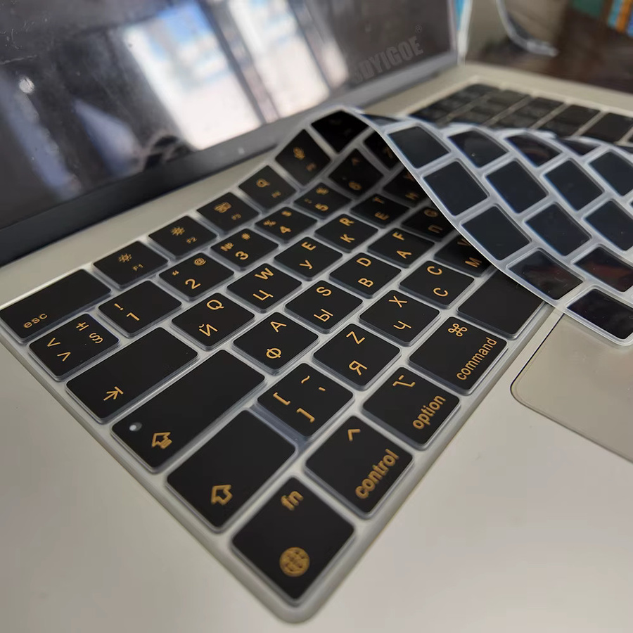 Apple Silikon-Tastaturabdeckung für MacBook Pro 14 und MacBook Air 13,6 Zoll in Orange mit kyrillischer Schriftart - Bild 3