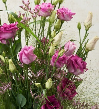 Liebreiz lila Edition Blumenstrauß Eustoma Limonium Greenery Purple - Bild 2