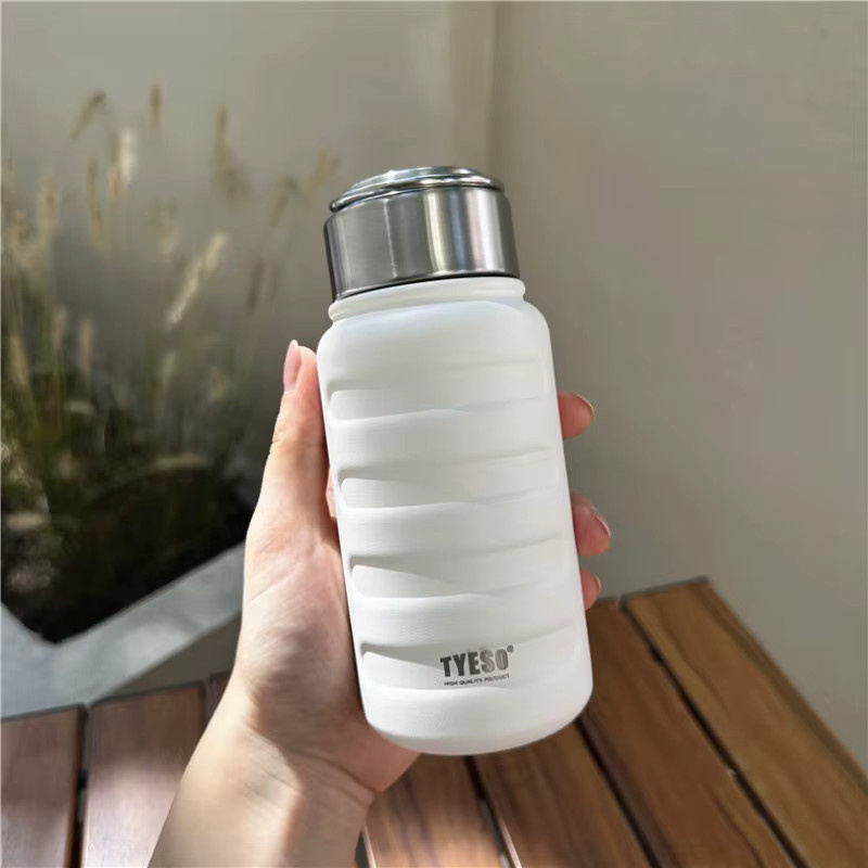 Tyeso Isolierte Edelstahl Wasserflasche für Outdoor und Sport in Schwarz und Multicolour - Bild 4