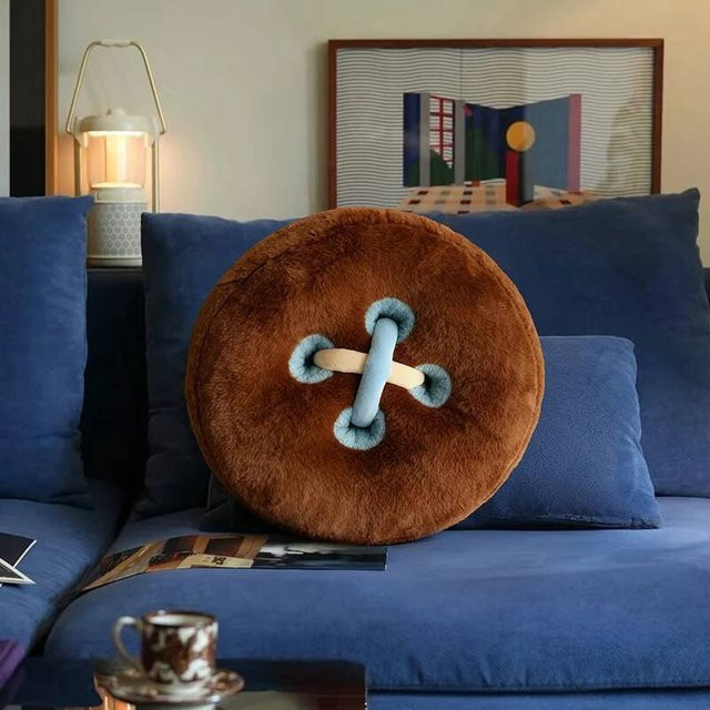 Minimalistisches Plüschkissen in Braun mit Knopfserie, rund, Durchmesser: 40 cm - Bild 1
