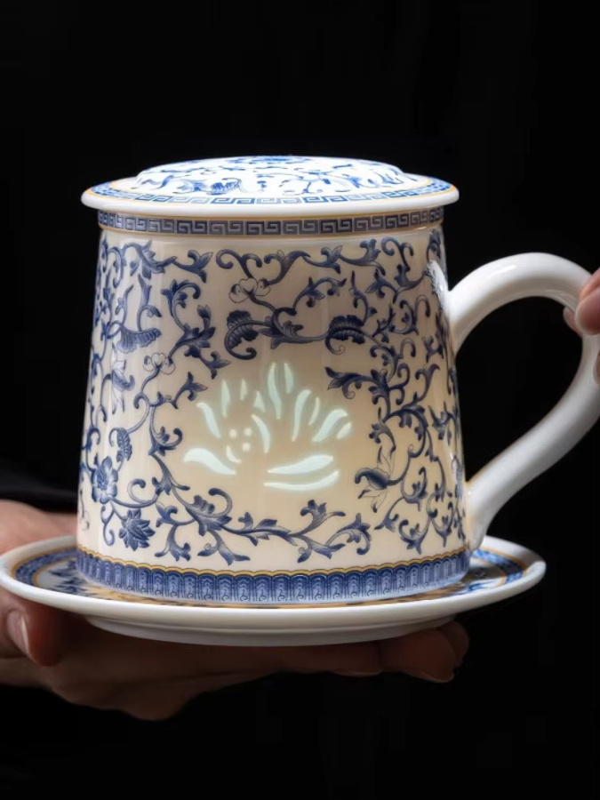 Exquisite Teetasse aus Jade-Porzellan in Blau und Weiß mit floralem Design - Bild 5