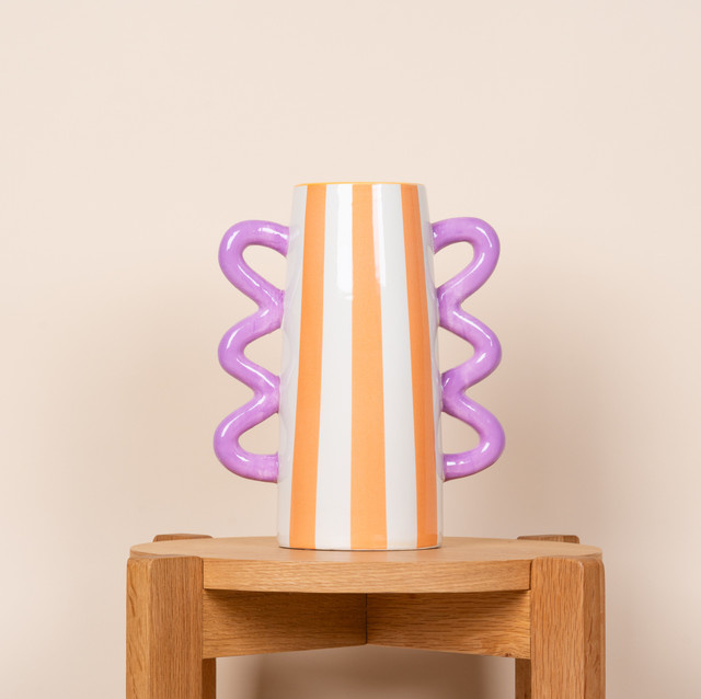 Moderne Keramikvase Blume2000 mit gezackten Henkeln in Orange, Lila und Weiß, gestreift, Höhe: 26,5 cm, Breite: 12,5 cm, Tiefe: 12,5 cm - Bild 1