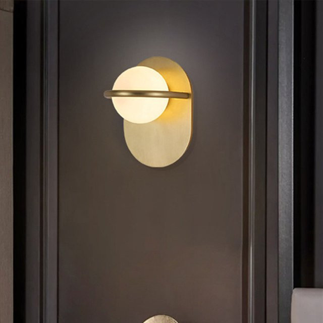 HomeLover LED Wandleuchte im skandinavischen Stil mit transparenter Glaskugel in Gold/Messing und Weiß - Bild 1