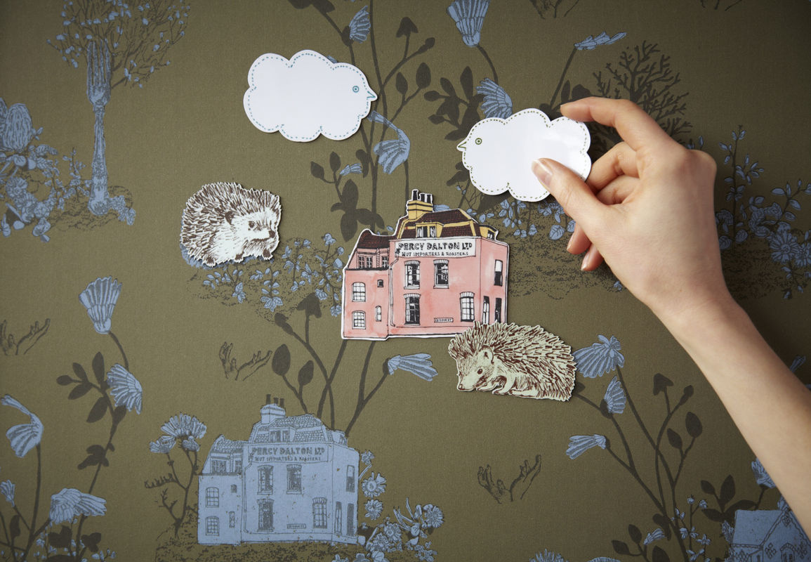 Sian Zeng Tapete Woodlands in Khaki und Blau mit floralem Toile-de-Jouy Muster - Bild 2