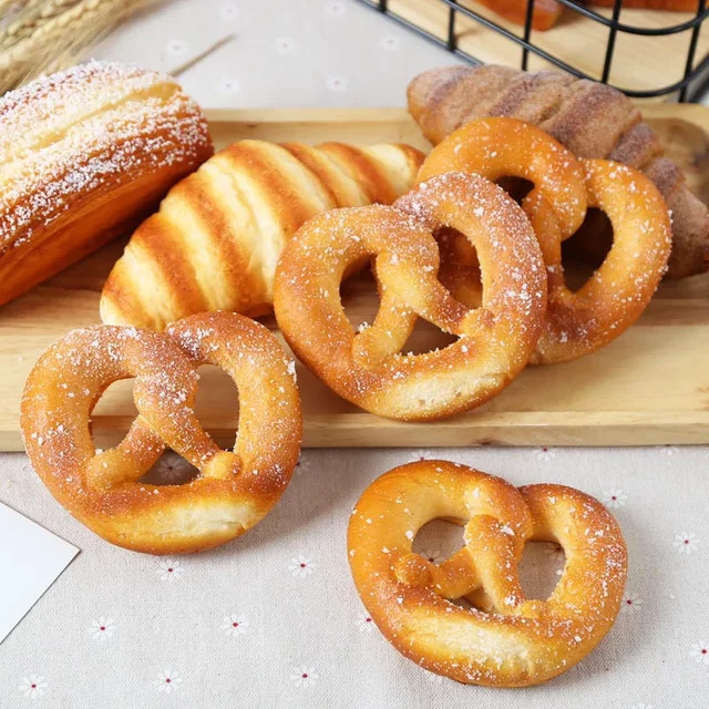 Künstliches Lebensmittelmodell Donut als Dekorationsartikel für Bäckerei-Displays und Fotografie-Requisiten - Bild 1