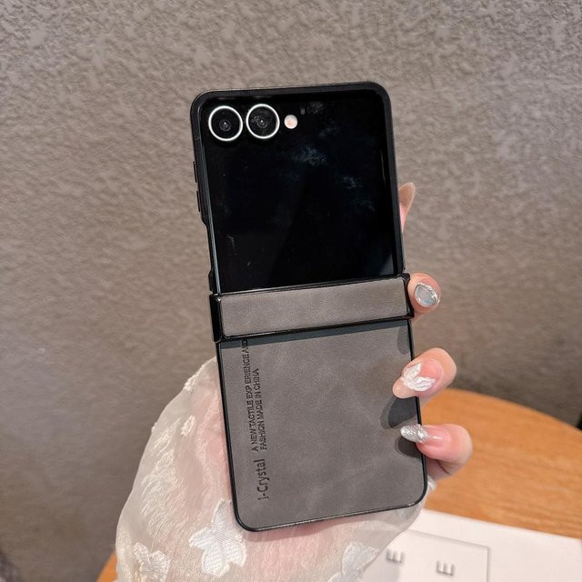 Samsung Business Schutzhülle für Galaxy Z Flip7 und Galaxy Z Flip 6 aus mattem PU-Leder in Schwarz mit Scharnier-Schutz - Bild 1