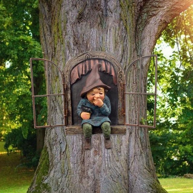 Dekorative Gartenfigur Naughty Garden Gnome Elf als Baumumarmender Gartenschmuck in Mehrfarbig - Bild 1