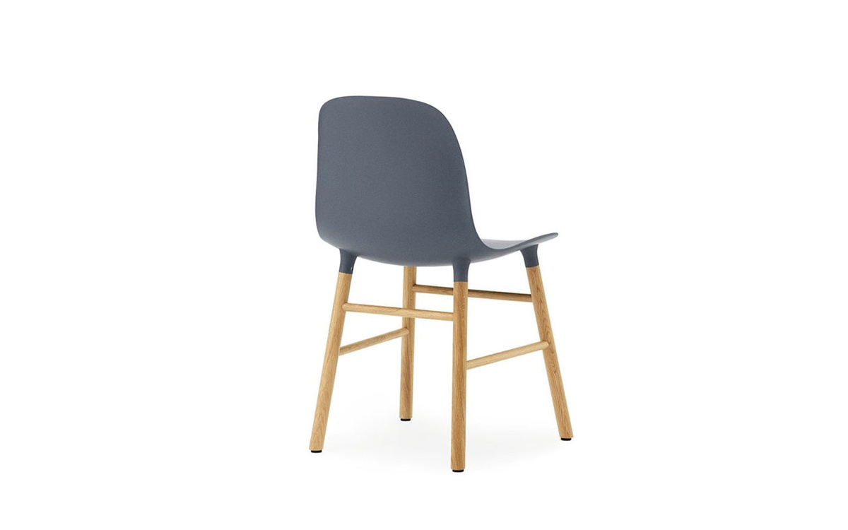 Normann Copenhagen Form Stuhl mit Holzgestell und Kunststoffschale in Blau matt - Bild 2
