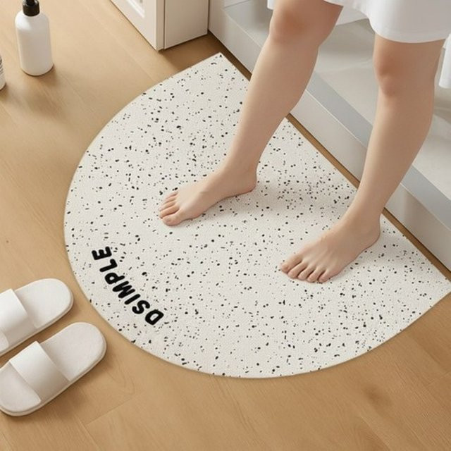 VIKAMA INS Minimalistische halbrunde Badematte in Weiß, saugfähig und rutschfest - Bild 1