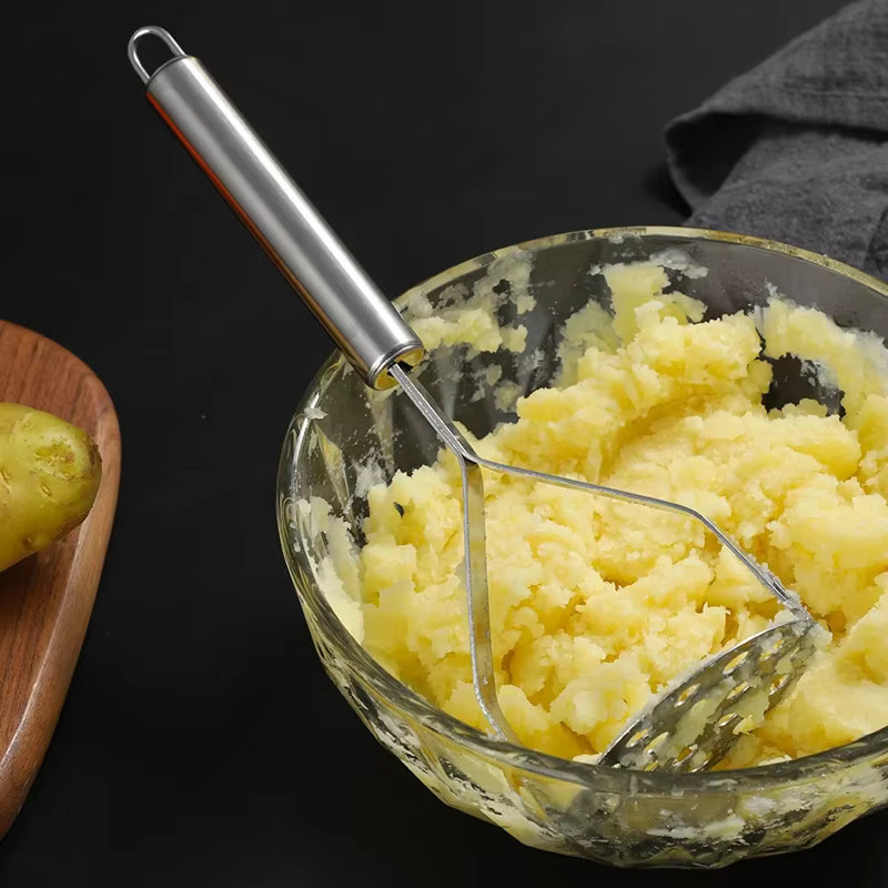 Manuelle Kartoffelpresse aus Edelstahl in Silber zum Stampfen von Obst und Gemüse - Bild 2