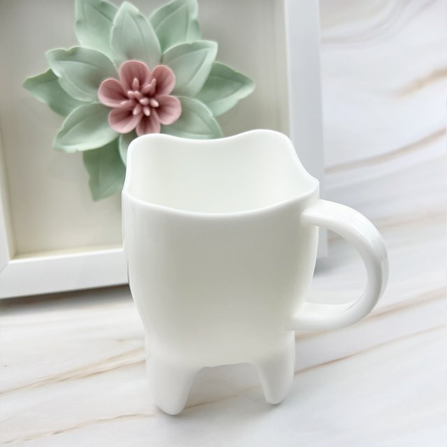 YOUYA DENTAL Zahnformierter Kunststoffbecher mit Griff in Weiß für Zahnmedizinische Kliniken und als kreatives Geschenk - Bild 1