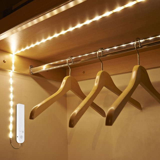 CHNAITEKE LED-Unterschrankleuchte mit kabellosem PIR-Bewegungssensor und USB-Anschluss in Weiß - Bild 1