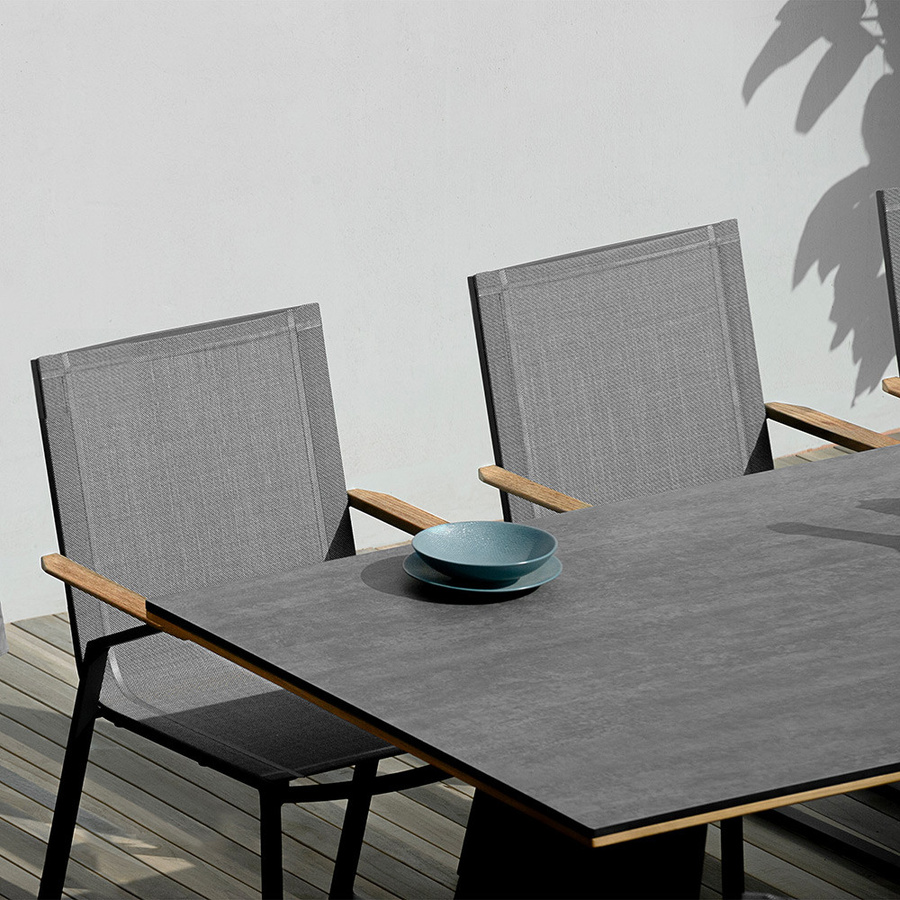 Zebra Tamax Stapelsessel aus pulverbeschichtetem Aluminium in Graphite mit recyceltem Teak und Batyline-Eden-Textil in Midnight Grey - Bild 2