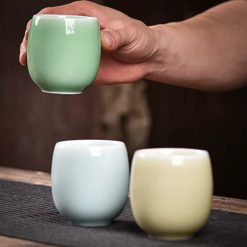 Handgefertigte Keramik-Teetasse mit Celadon-Glasur und Crackle Ice-Muster in Multicolor - Bild 2
