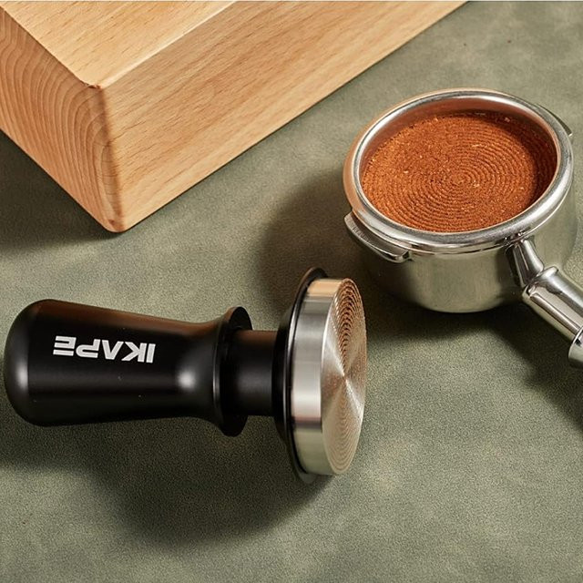 IKAPE V3 Espresso-Tamper aus Edelstahl in Silber mit kalibrierter federbelasteter Basis - Bild 1
