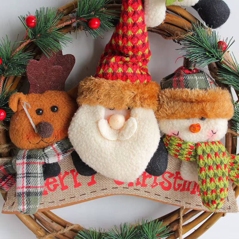 Bunter Weihnachtskranz mit Schneemann, Weihnachtsmann und Plüschfiguren sowie Preiselbeeren, Kiefernzweigen und Let It Snow Schild - Bild 4