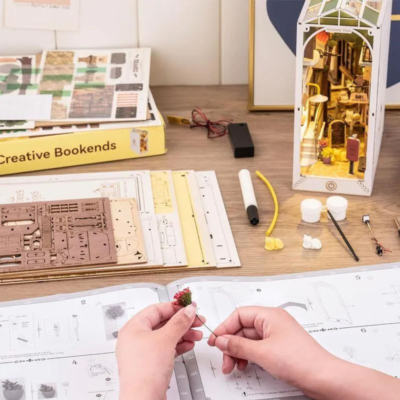 ROBOTIME Rolife Sunshine Town Bücherregal Deko-Set TGB02 aus Holz und Glas in Mehrfarbig - Bild 7