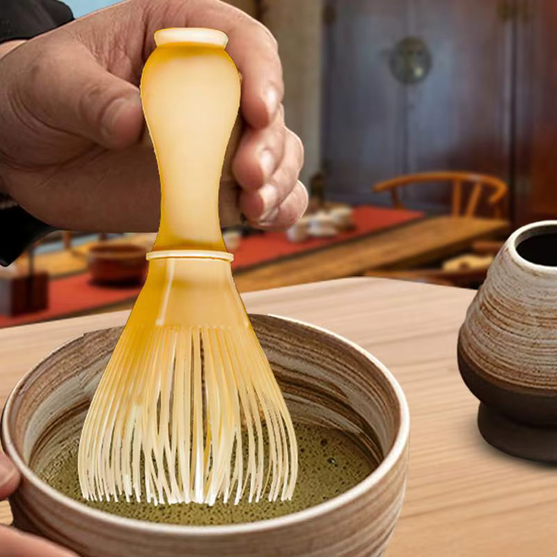 Traditioneller japanischer Matcha-Mixer Chasen in Beige für Matcha Latte und Teezubereitung - Bild 2