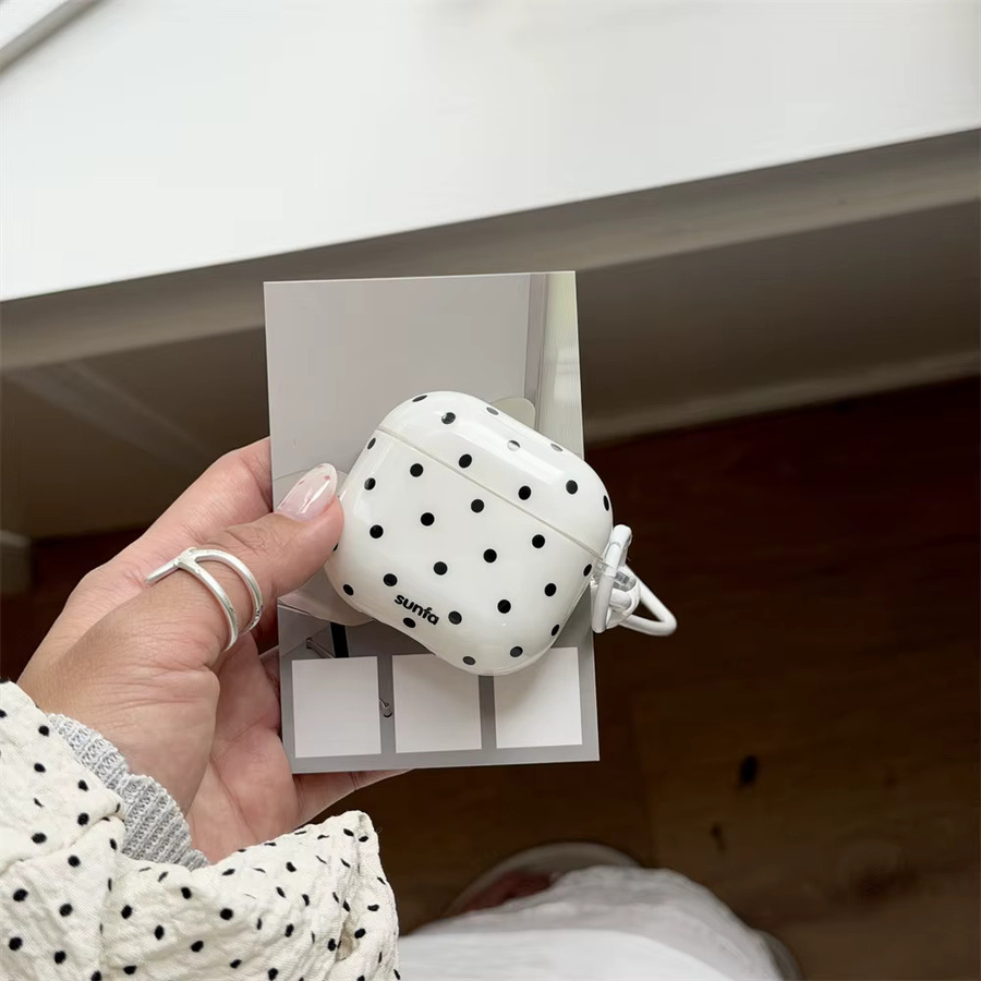 Glänzende Silikon-Schutzhülle mit Polka Dots für Apple AirPods 4, Pro, 3, 2 und 1 Pro in Schwarz oder Weiß - Bild 3