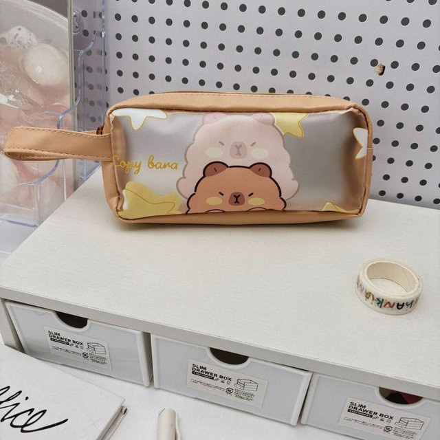 Love Home Garden Capybara-Federmäppchen aus Kunststoff, transparent beige, matt mit Griff und Reißverschluss - Bild 1