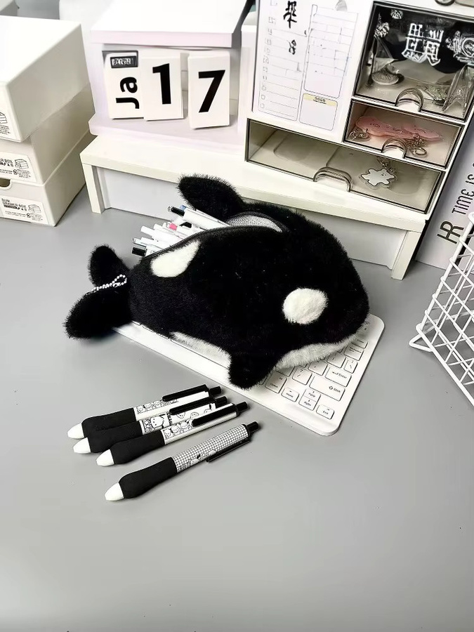 Lustiges Plüsch Etui mit Wal oder Pinguin Motiv als Schreibwaren Tasche in Schwarz für Schule und Büro - Bild 5