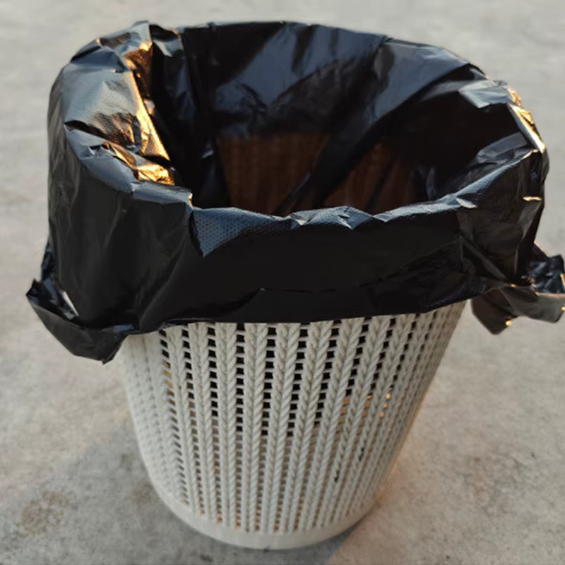 Einweg Müllbeutel aus Kunststoff mit Griff in Schwarz für Haushalt und Reinigung - Bild 5