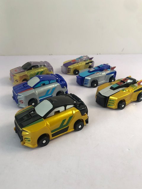 YCMODEL Dinosaurier-Spielzeugauto, Kunststoff, Gold - Bild 1