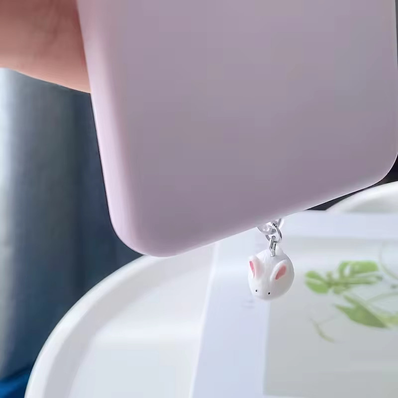 Mini-Kaninchen Staubstopfen-Charms in Weiß für USB-C und Lightning Anschlüsse - Bild 2