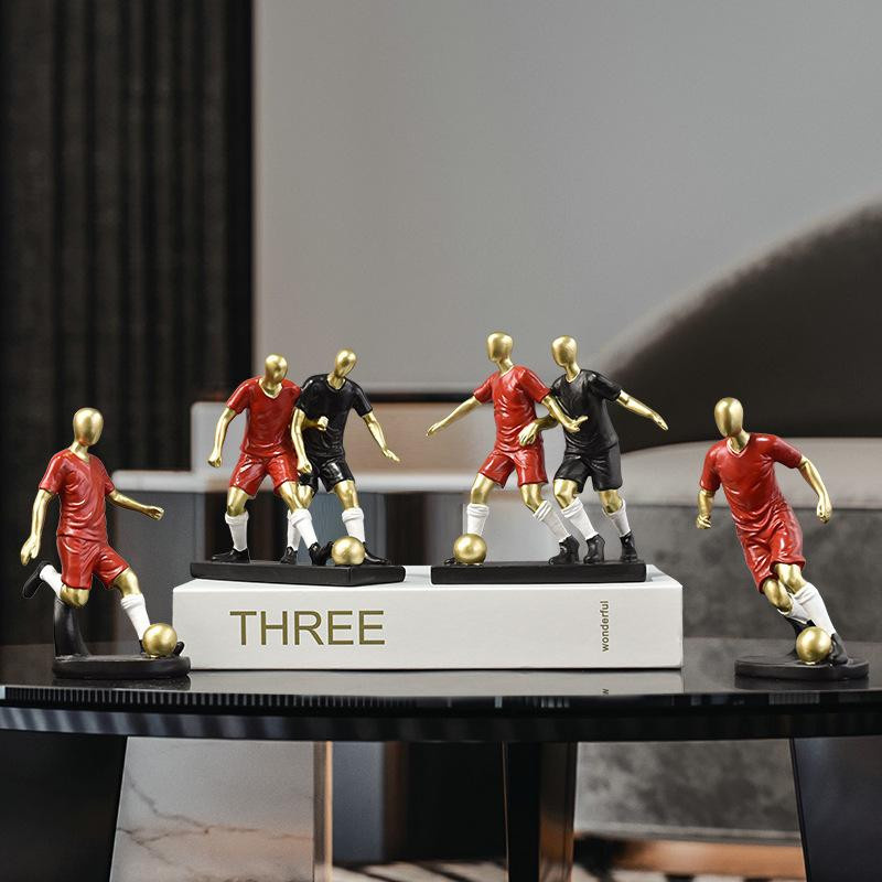 Fußballspieler-Figur aus Harz als modernes Deko-Ornament für dein Home-Office in Gold, Rot, Schwarz und Gold - Bild 4