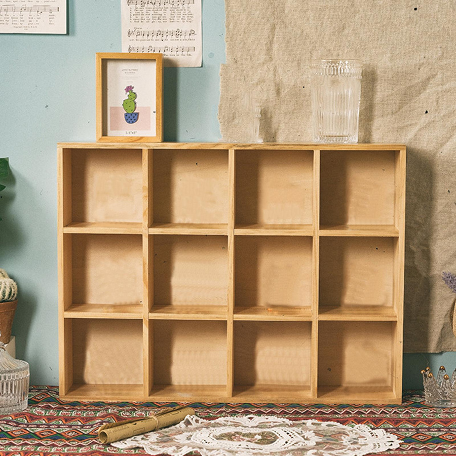 Aimo Holzregal mit 12 Fächern als Figuren-Organizer und Schattenbox in Braun für Schlafzimmer und Wohnzimmer - Bild 3