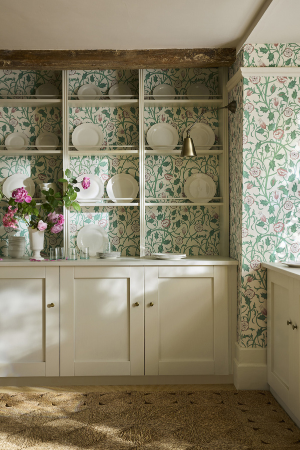 Little Greene Tapete May's Tulip - Linen Wash in Pink, Green und Multicolour mit floralem Art Nouveau Design - Bild 1