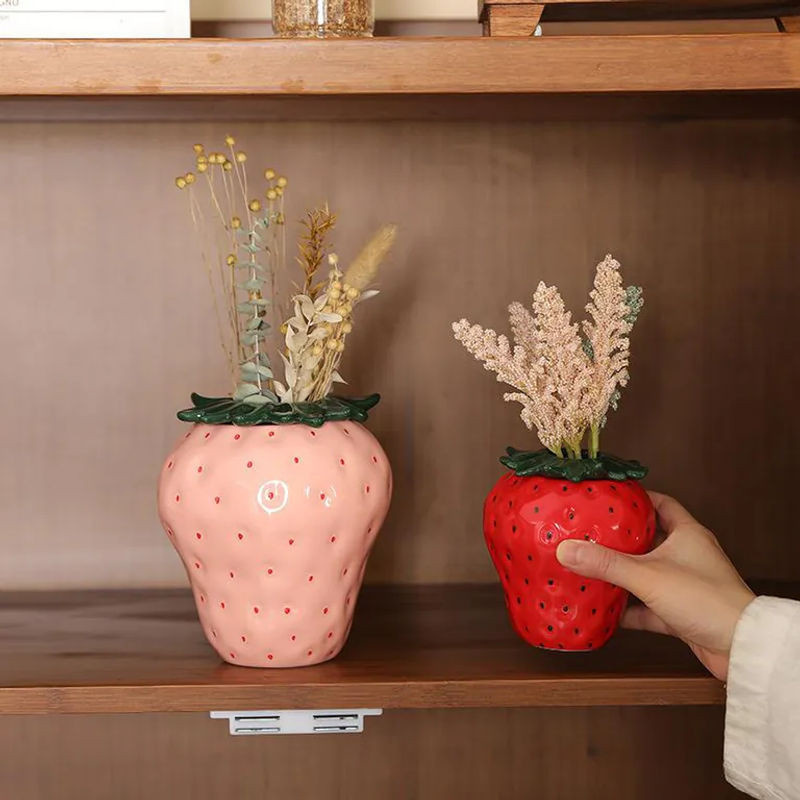 Kreative Erdbeer Vase aus Keramik in Mehrfarbig für Wohnzimmer und Landhaus-Stil - Bild 1