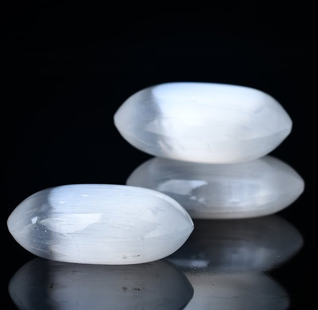 Harmonious Crystalloid Selenit Gips Stein in ovaler Form, weiß und gelb, als natürliches Mineral-Ornament zur Handmassage und Heilung - Bild 1
