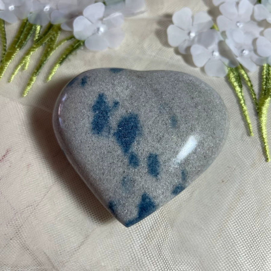 CrystalHola Künstlicher K2-Jaspis-Herzstein in Blau und Grau als elegante Tischdekoration - Bild 2