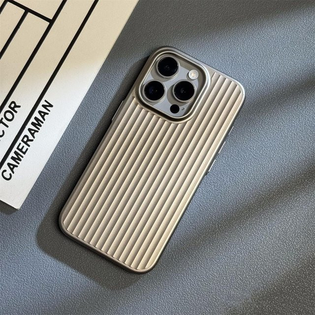 Stoßfeste iPhone Hülle mit galvanisierter Streifen-Optik in Silber, dünne matte Abdeckung für Apple iPhone 13 14 15 16 17 Pro Max Air Ultra - Bild 1