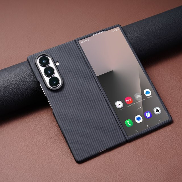 Luxuriöse Samsung Galaxy Z Fold 7 Handyhülle aus Kohlefaser-Leder mit MagSafe und magnetischem kabellosem Laden in Schwarz oder Violett - Bild 1