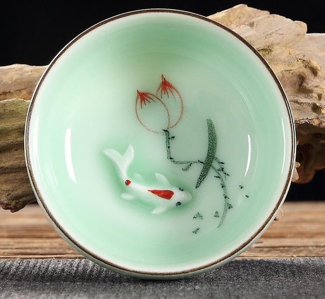 Handbemalte Keramik Teetasse von Yiran Furniture in Celadon Grün mit Lotus- und Karpfen-Motiv, 60 ml - Bild 1
