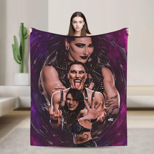 Rhea Ripley Wrestler Retro Flanelldecke von JMG Household Supplies, Farbe: Lila, B/H: 100 x 130 cm - Bild 1