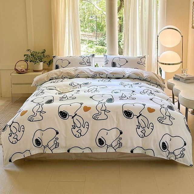 Vierteiliges Cartoon Bettwäsche-Set Lucky Pig in Weiß, bestehend aus Bettbezug, Spannbettlaken und Kissenbezügen aus Mikrofaser, B/T/H: 150 x 200 cm - Bild 1
