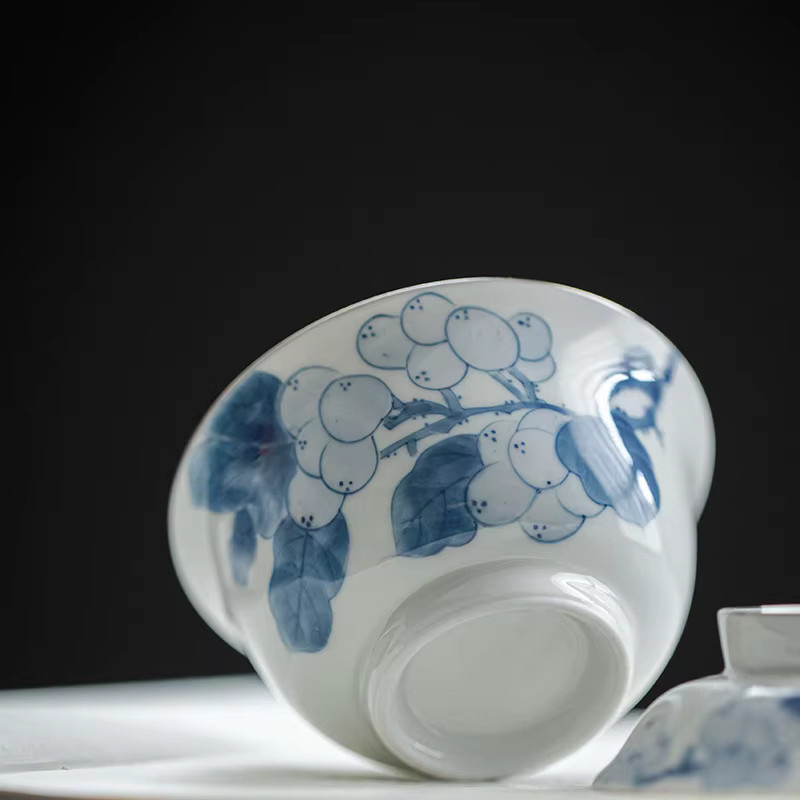 Handbemalte Keramik-Teetasse Liu Yinkou Master Cup im Retro-Design mit blau-weißem floralem Loquat-Muster für Kung-Fu-Teesets - Bild 3