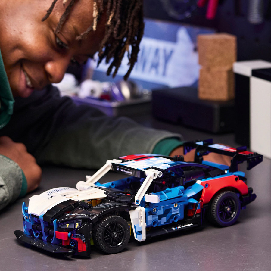 LEGO Technic BMW M4 GT3 EVO Rennwagen ab 11 Jahren - Bild 4