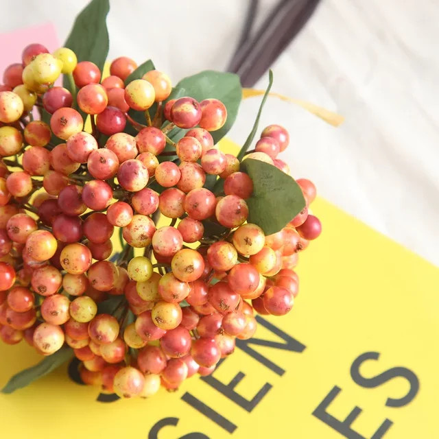 Künstlicher Blumenstrauß mit Beeren von Baffy in Weiß für Weihnachts- und Hochzeitsdekoration - Bild 1