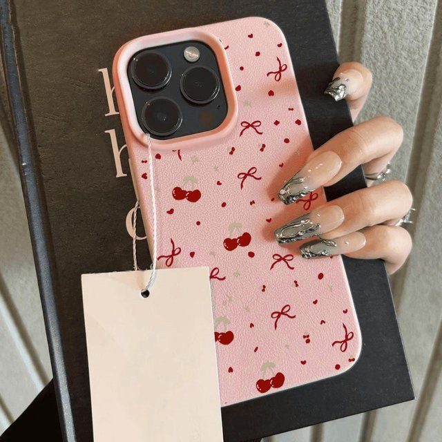 TUNEDEE Kirsch Handyhülle aus weichem Leder mit Herz und Schleife in Pink für iPhone 11 bis iPhone 16 Pro Max - Bild 1